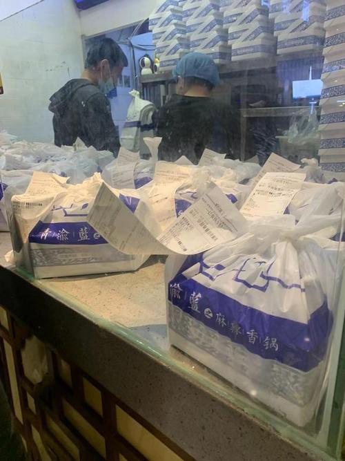 北京"外賣封簽"新規調查:外賣小哥拿了就走,看都不看,美食廣場仍在無